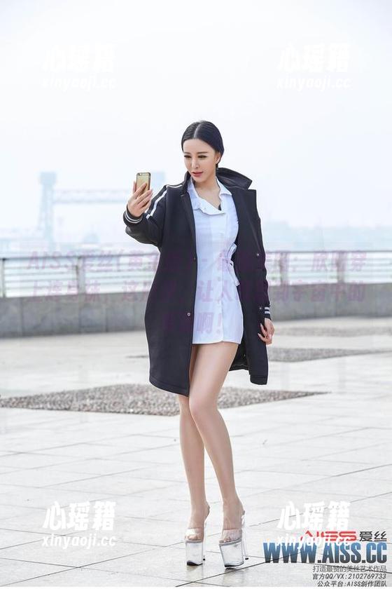 AISS爱丝(黄金版) - 最新美图：欣阳穿上连身袜，这形状，让人联想到宇宙中的黑洞啊！