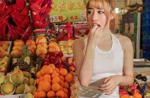 AISS爱丝(黄金版) – 今天的重大决定：萱萱decided逛街也要美图频频，别人一边购物我一边‘出镜’