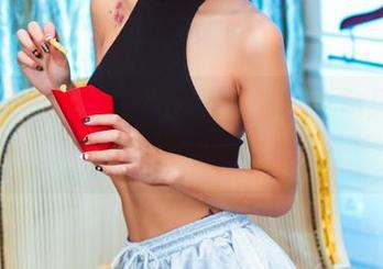 GIRLT果团网 – Miss琪的新白色风暴！一波图片更新，让人眼前一亮