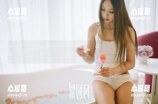 GIRLT果团网-通灵儿 GIRLT果团网 - 给你穿越感的通灵儿连衣裙精选写真,偷偷告诉你一颗心在小鹿乱撞