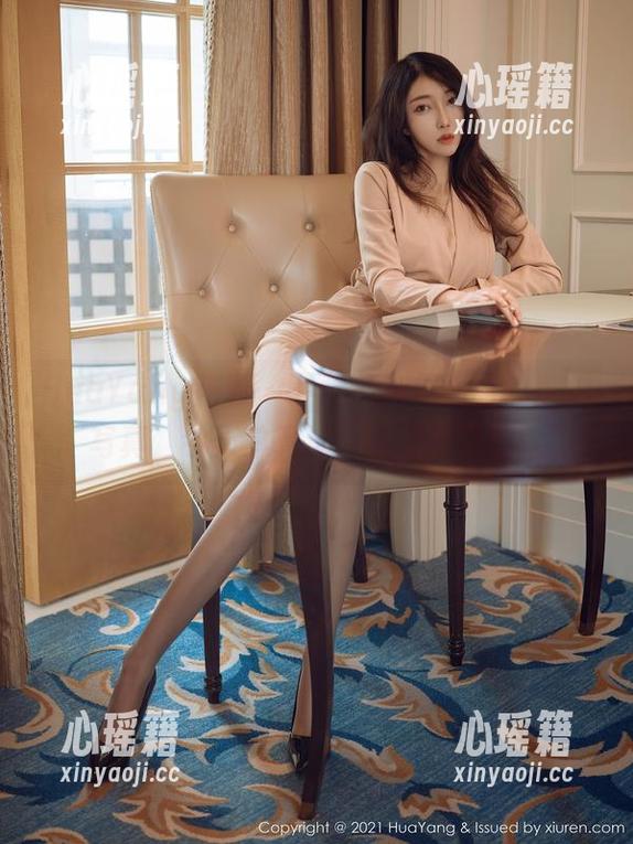 HuaYang花漾 - 下载几张周大萌的美脚写真，今天总算过得不那么平淡。