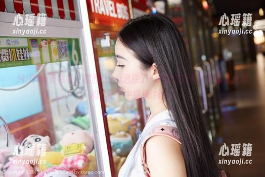 MiiTao蜜桃社-露西Lucy MiiTao蜜桃社 - 露西Lucy选择了一条定制短裙,你认为合适吗?图集中继续讨论!