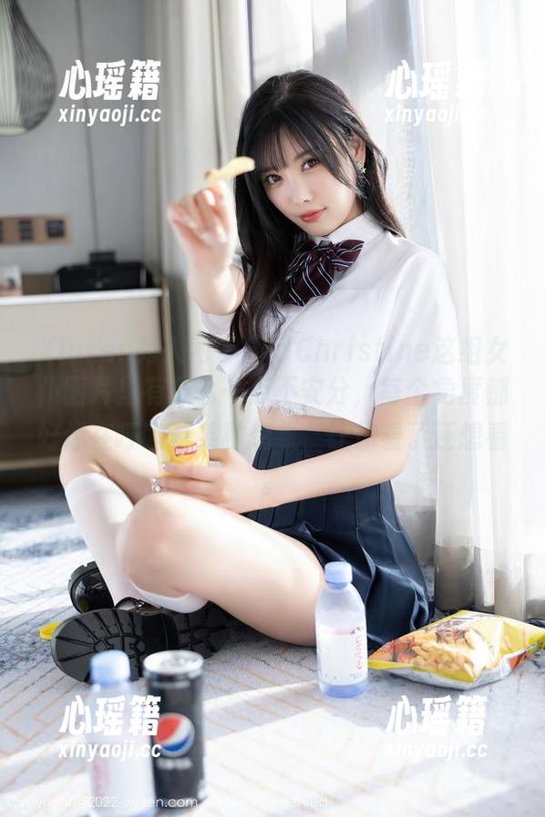 Xiuren秀人网 - 黄可Christine这组女仆图片里有那么一点不安分，每个角度都好像在呼唤着某种想象，让你看了还想看。