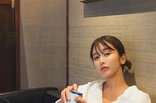いくみ(育美)在连体衣中的游戏：美图精选中的小风波
