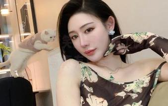 微密圈 – 当不爱笑的赛琳遇上制服，私房写真有点意思