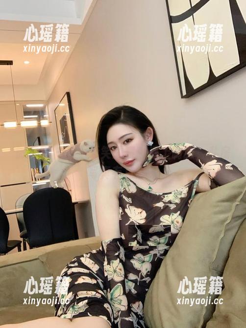 不爱笑的赛琳 微密圈 - 当不爱笑的赛琳遇上制服,私房写真有点意思