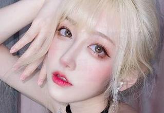 啾小妍在吊带中翩翩起舞，定制的写真让每一帧都值得收藏。