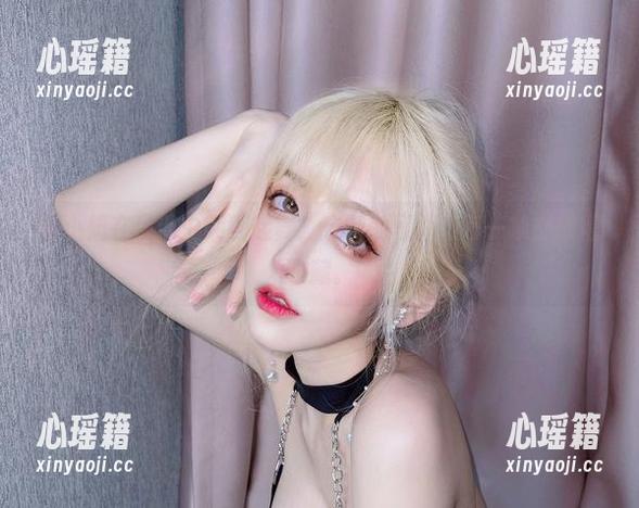 啾小妍在吊带中翩翩起舞，定制的写真让每一帧都值得收藏。