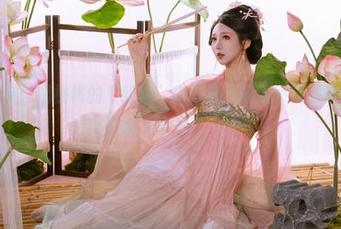 更新了一波！奶桃桃的“如勾”作品集，让人不禁想多瞄几眼，但编不下去了……