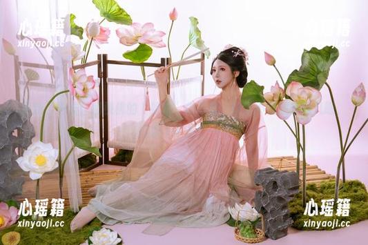 奶桃桃 更新了一波!奶桃桃的“如勾”作品集,让人不禁想多瞄几眼,但编不下去了……