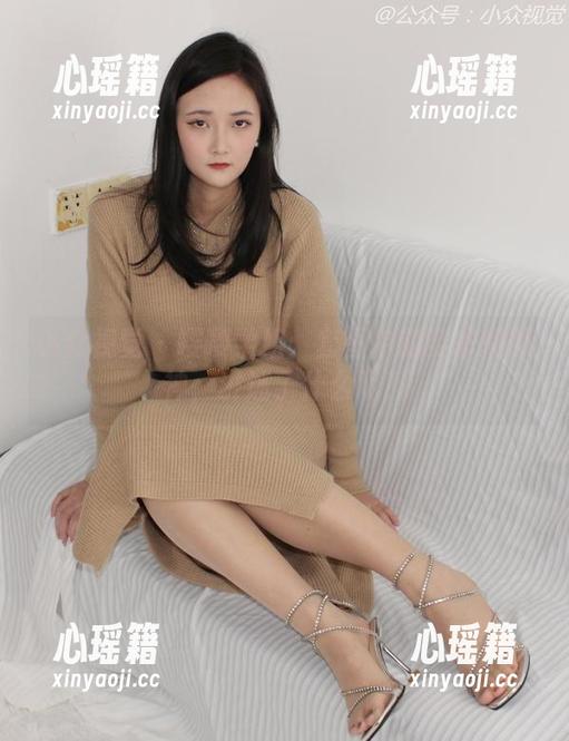 小众视觉-嘤嘤 小众视觉 - 嘤嘤学姐:套图中的姿态和眼神,讲述了什么呢?