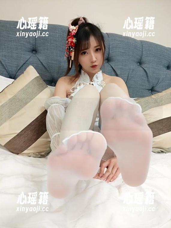 小女巫露娜 小女巫露娜的独特视角:老师上课,我却走神了