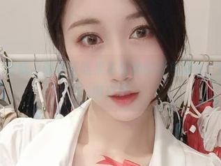 微密圈 – 壁纸上的小玉吃果冻与她的红色睡衣，悠然和慵懒交织