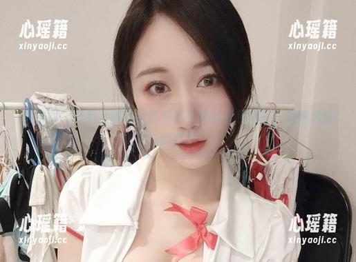 小玉吃果冻 微密圈 - 壁纸上的小玉吃果冻与她的红色睡衣,悠然和慵懒交织