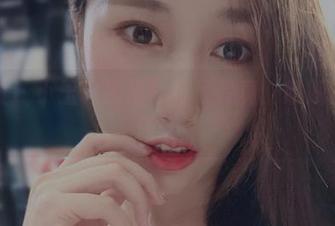 微密圈 – 小玉吃果冻的在线写真：肌肤比牛奶还滑！