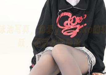 免费泳池写真，幼爱youmeko的轻巧一跃，不带水的静谧。