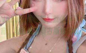 彩芸_Nebula的原图，就像是不小心打开的一扇窗，里面藏着奥古斯特的昏黄灯光。