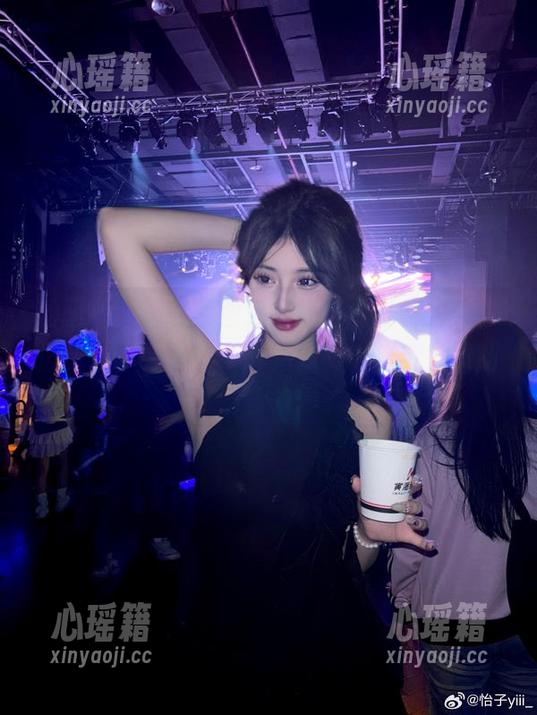怡子yiii 怡子yiii的粉色图包上线,全身都是爱,但我会不会看多了开始像她那样变得更甜?
