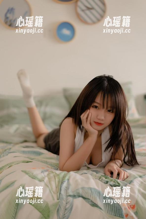 柒柒不可爱 在柒柒不可爱的镂空作品里,明明是次元的交错,却让我脑海里乱飞。