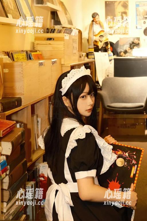 白莉爱吃巧克力的红裙——最新原图，今天要是风不大就该能掉几片叶子了！