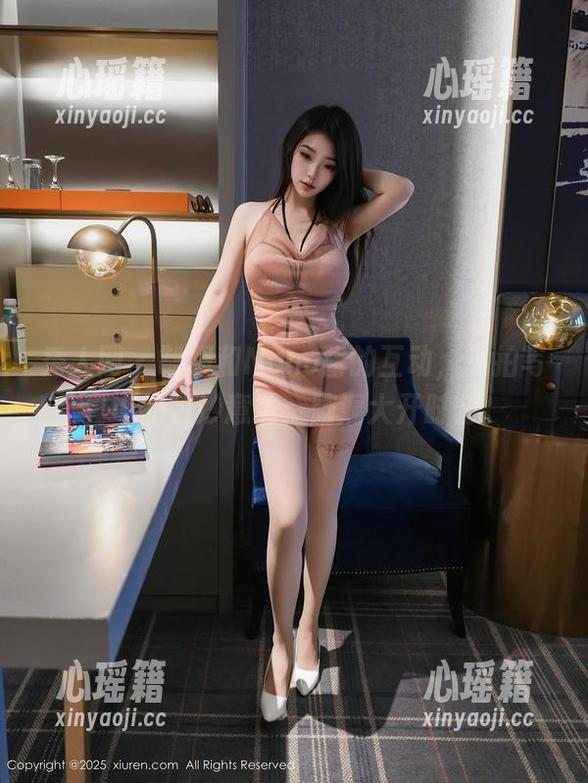 秀人网 - 制服和Nono酱的互动，私拍写真中的微妙意味，脑洞大开时刻。