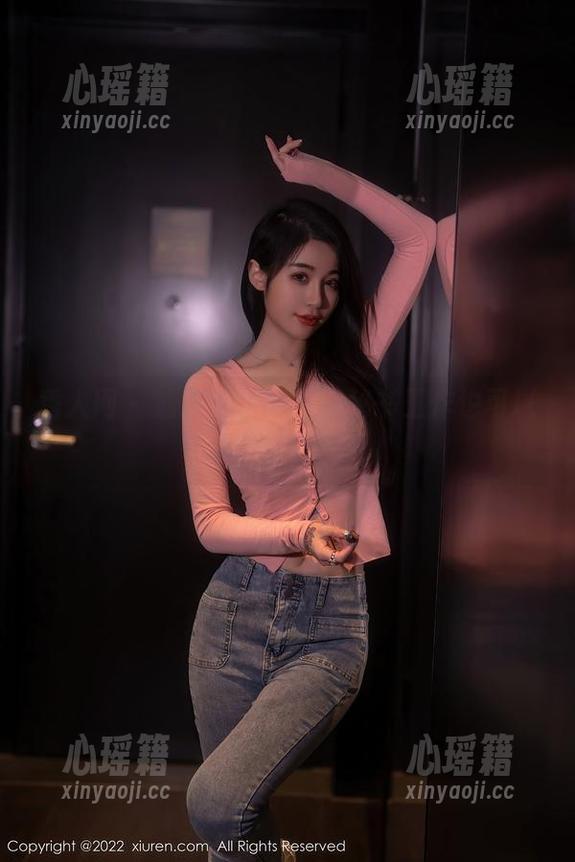 秀人网-允尔 秀人网 - 透过允尔的眼,秘书工作也可以全套写真化。