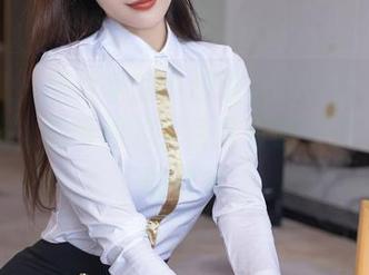 秀人网 – 图片中的小逗逗泳衣全套：我试着模仿，但身体的灵活性可能不符合泳衣的要求