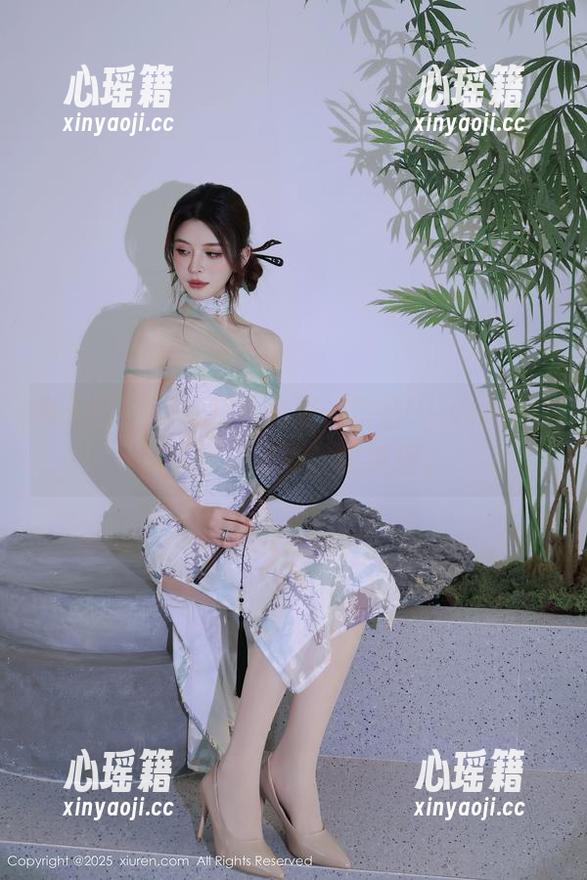秀人网 - 短裙文化大观，楚恬Olivia给你演绎图库里的轻盈纹理。