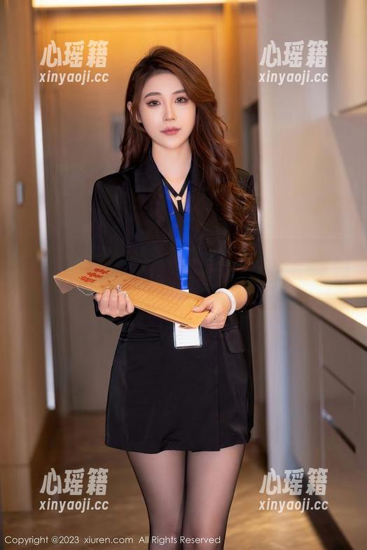 秀人网-沐言yanyan 秀人网 - 职业装写真:沐言yanyan教你如何优雅地混成‘闹钟’