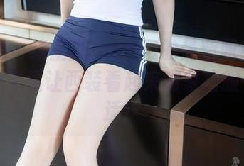 秀人网 – 绮里嘉Carina的最新职业装：这位博主竟让西装看起来如家居服一般舒适！