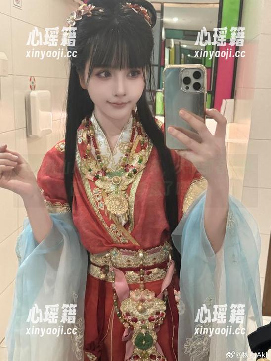 来自秋山AkI的一枚写真，天使都有这种面容，是我多虑了吗？