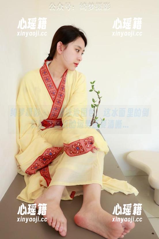 绮梦摄影 - 子涵泳池图包：这水面里的倒影比我最近的运势还要清晰...