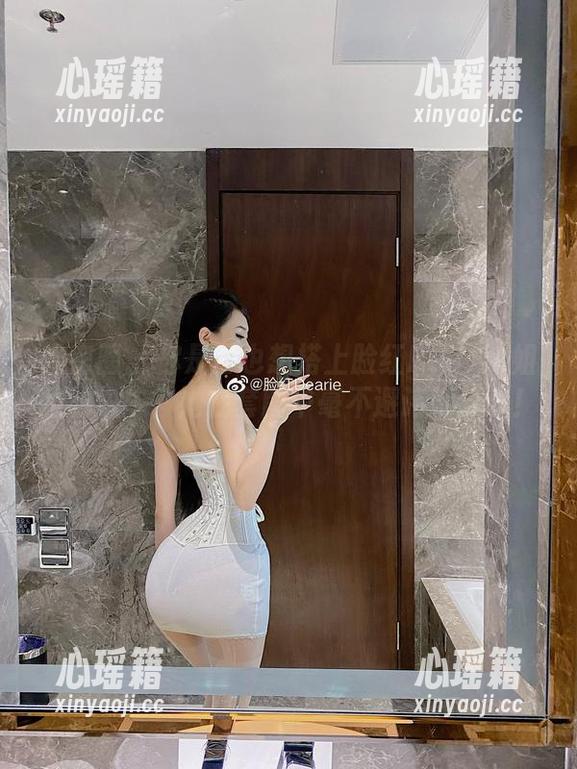 脸红Dearie 微密圈 - 你是否也想搭上脸红Dearie姐姐的快车?她在套图中毫不避讳地分享!