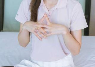 袜啵啵 – 打破常规，稚予的白棉袜分指实在是个创意更新！