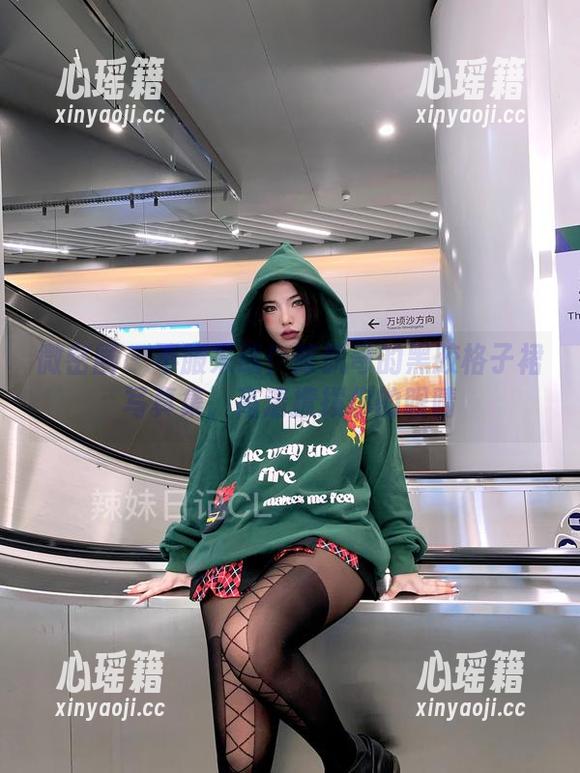 陈佩奇 微密圈 - 不服来战!陈佩奇的黑胶格子裙写真集,高清撩拨你的眼睛