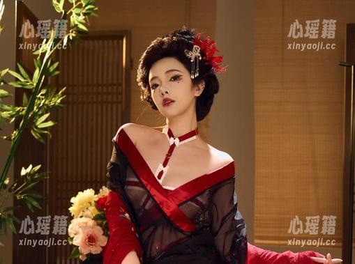 吊带和雯妹不讲道理，高清照片里碰撞出一些无法言喻的火花。