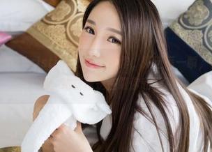 青豆客 – 黄可christine的泳池创作，精选每一瞬，你看水波荡漾，她却像是在跟你私聊。