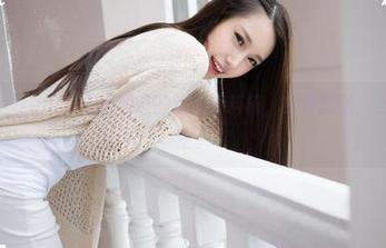 魅妍社 – Jenny佳妮和她的双人塑料椅，免费套图，坐着聊人生。