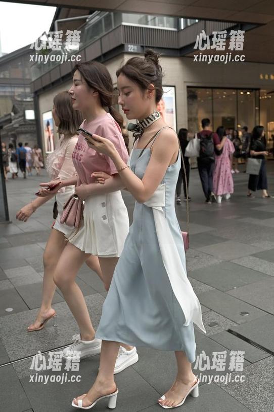 魔镜街拍 - 哇，婷婷的这身白色吊带超吸睛，黑丝腿让人垂涎欲滴！新图包别等，快拿下！