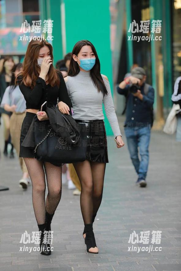 照片分享：魔镜街拍里的滑板热裤小妹，滑得我都想试试！