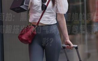 魔镜街拍：黑色包臀裙小姐姐的穿搭，细跟小高跟搭出来的气质，图包里藏了啥精彩？