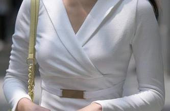 魔镜街拍：天桥上的女子，她的私房照有种说不出的魔力